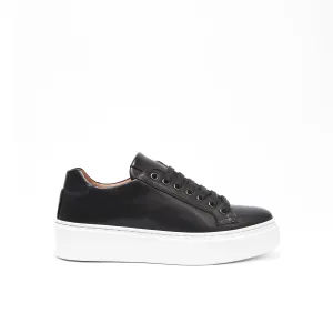 Classic lace-up sneaker black