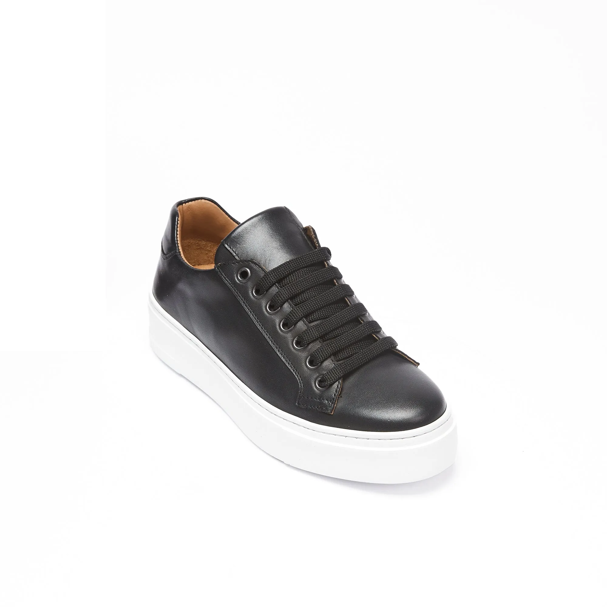 Classic lace-up sneaker black