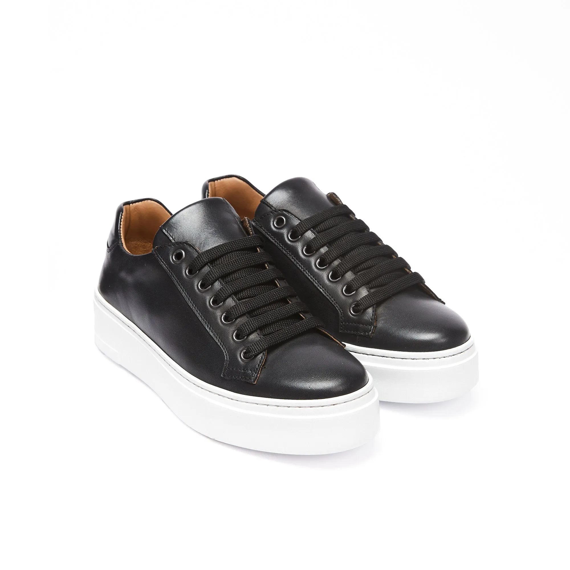 Classic lace-up sneaker black