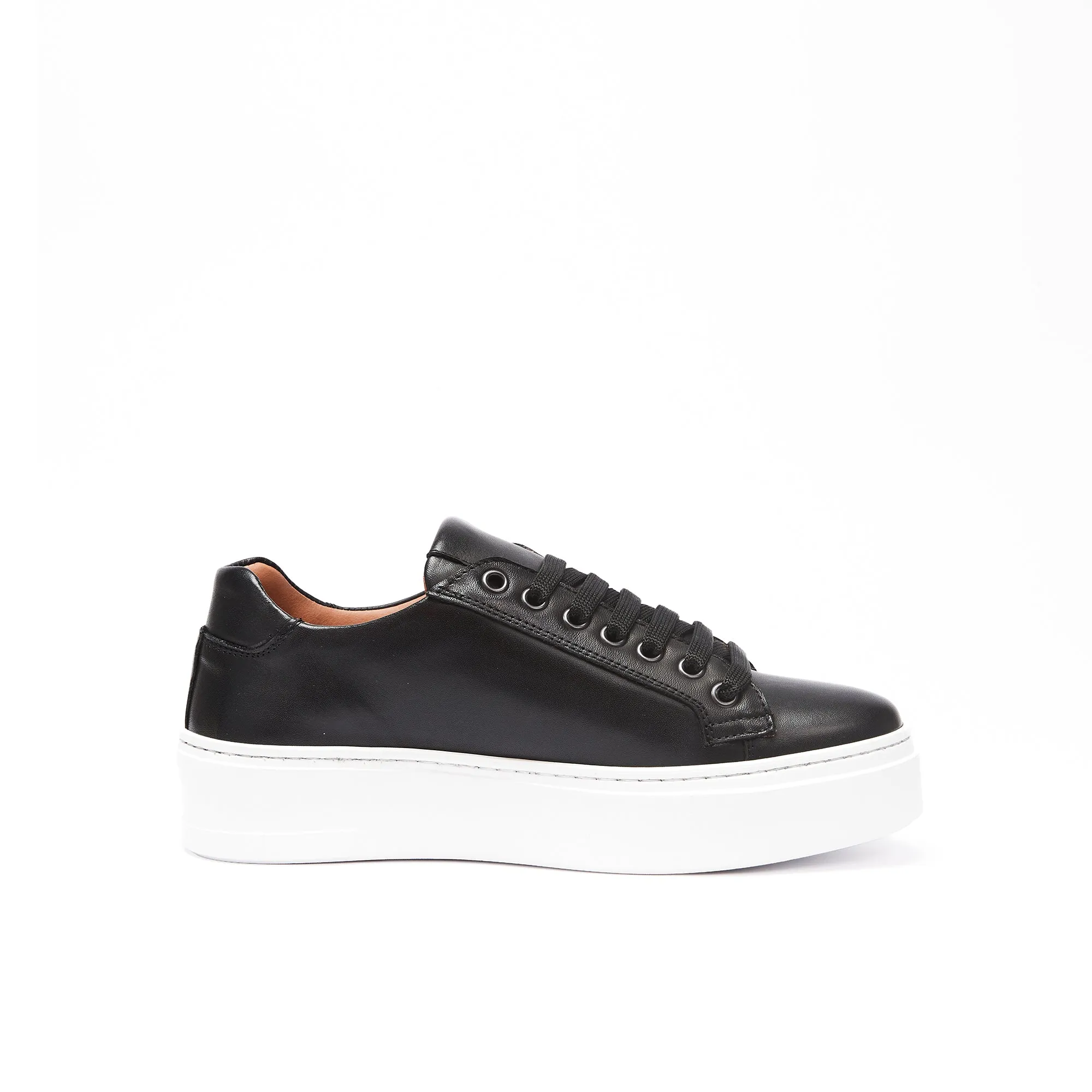 Classic lace-up sneaker black