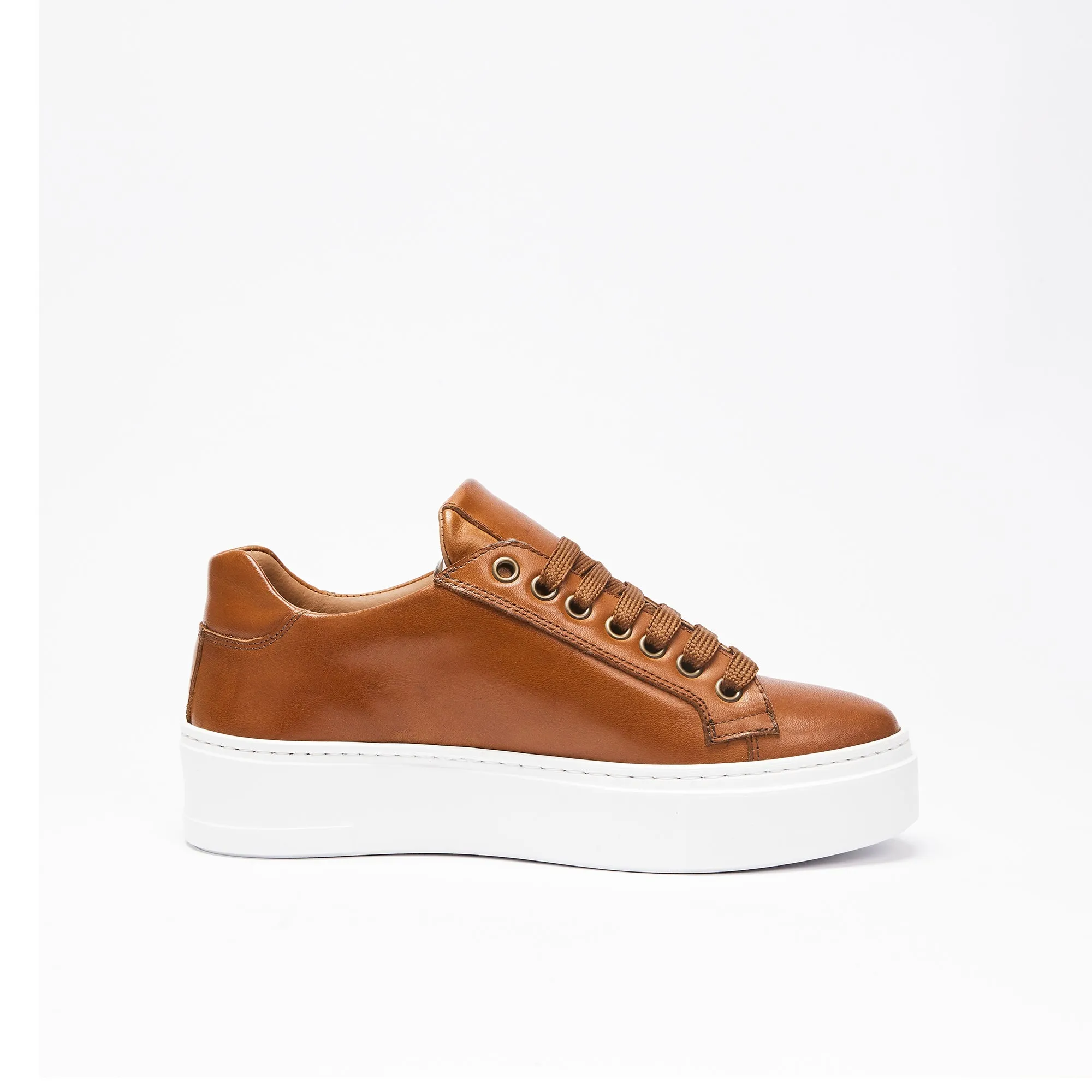 Classic lace-up sneaker tan brown