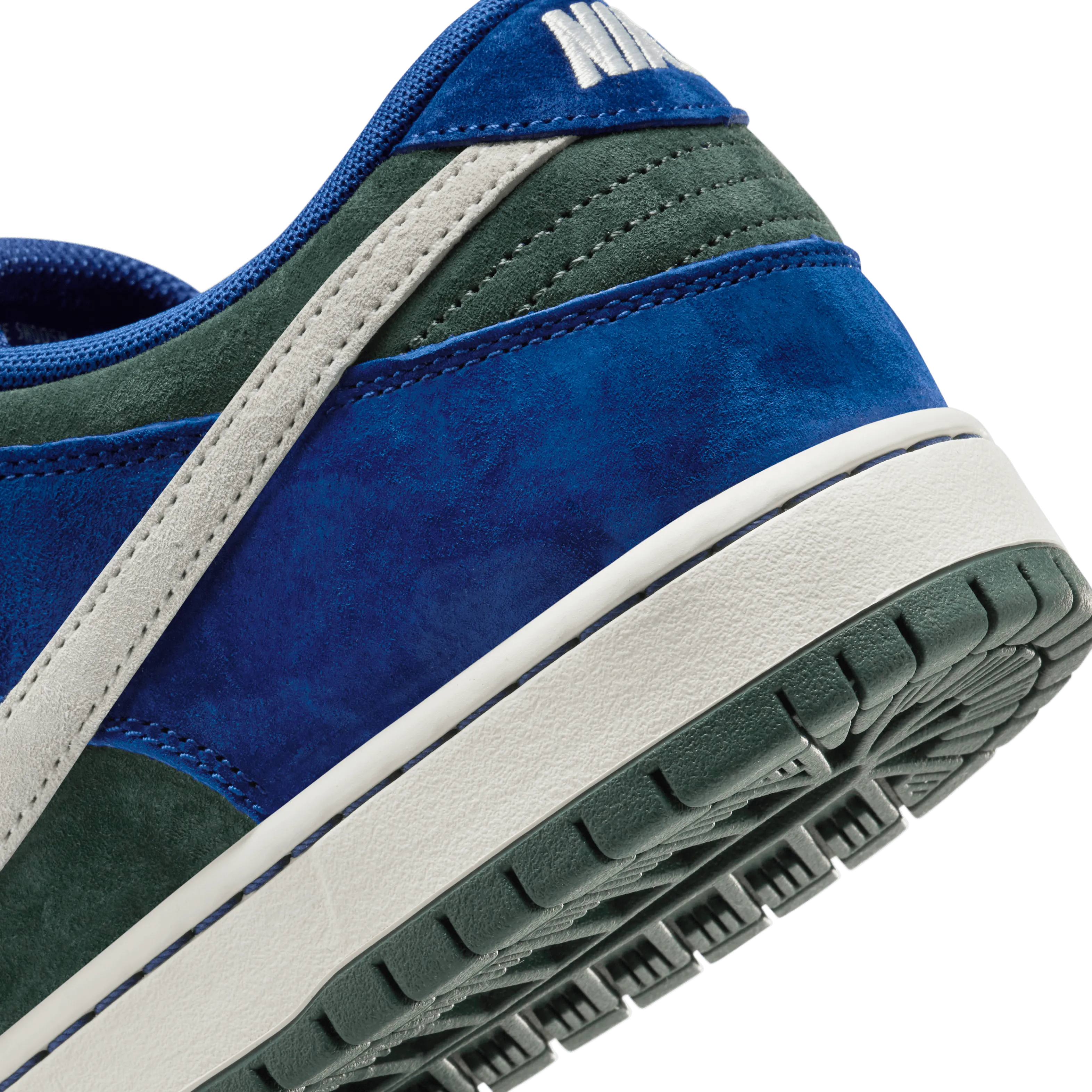 Nike SB Dunk Low Pro "Deep Royal Blue"